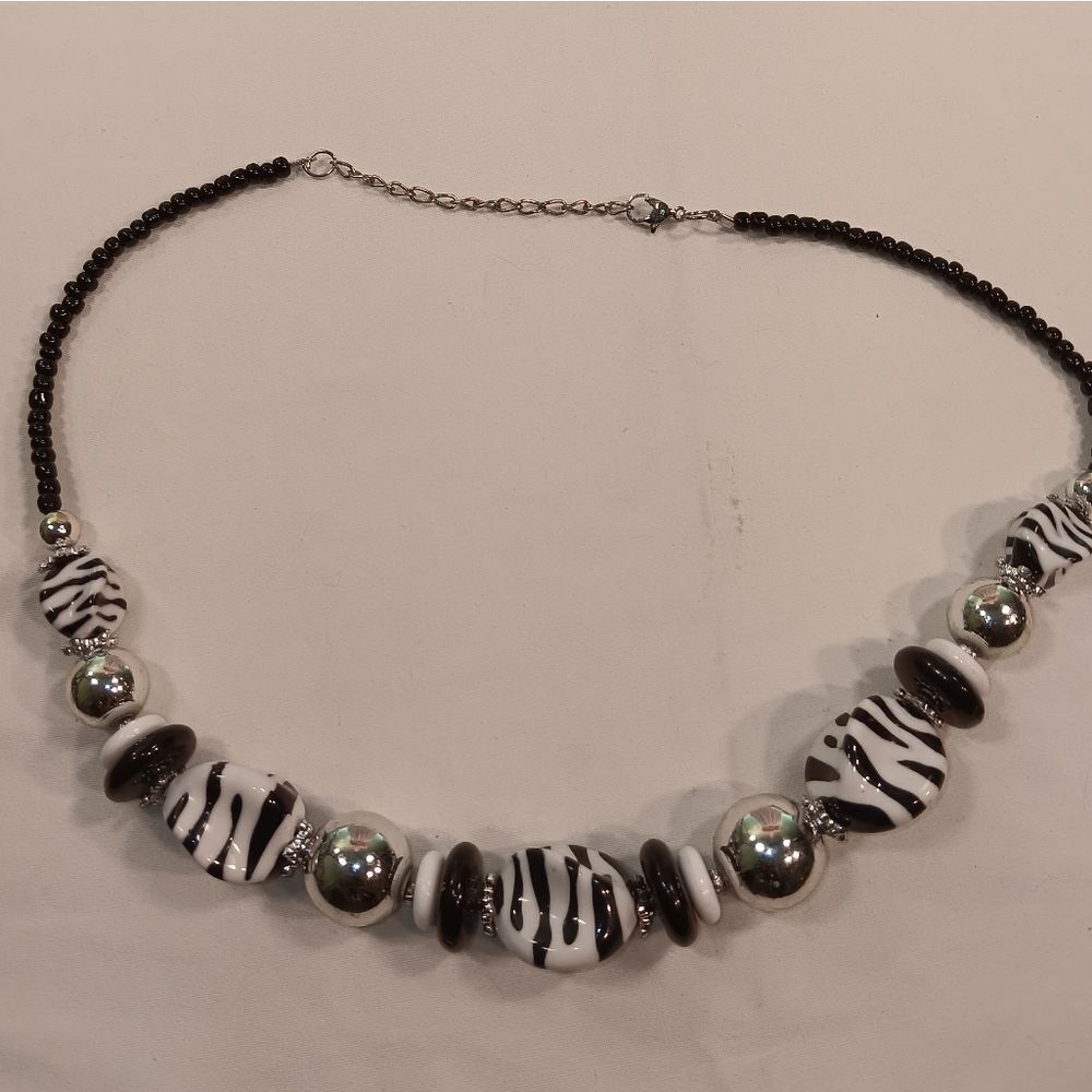 women black and white necklace - Picture 4 of 5